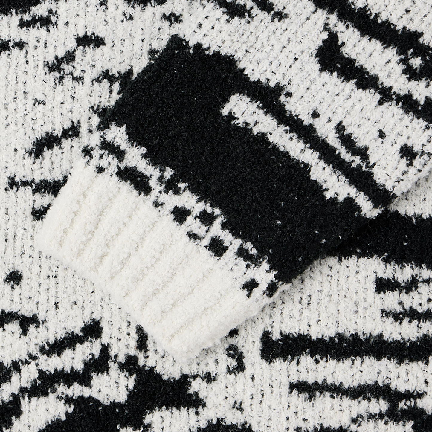 Panku Sweater White / Black